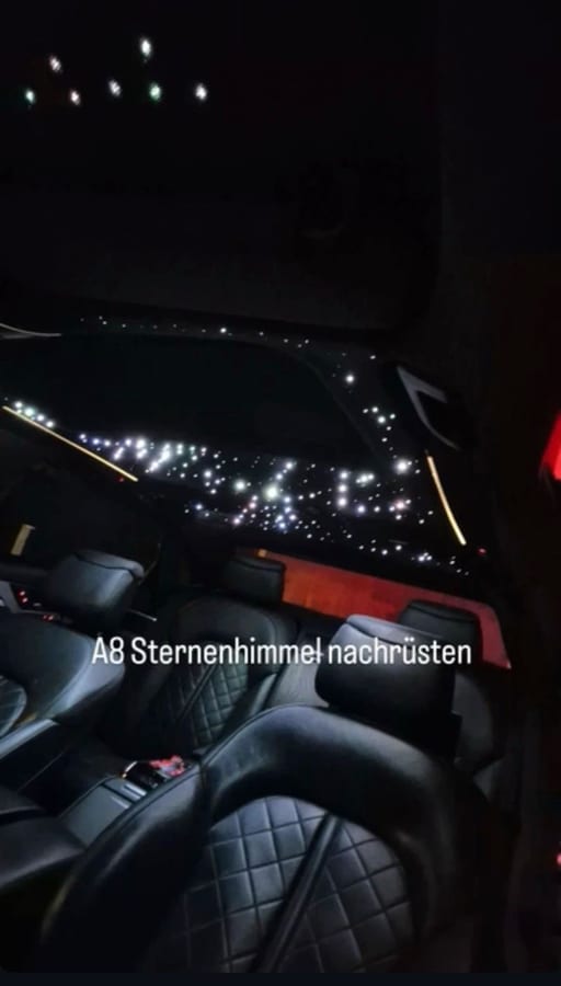 Audi A8 mit nachgerüstetem Sternenhimmel, aufgenommen bei Dunkelheit