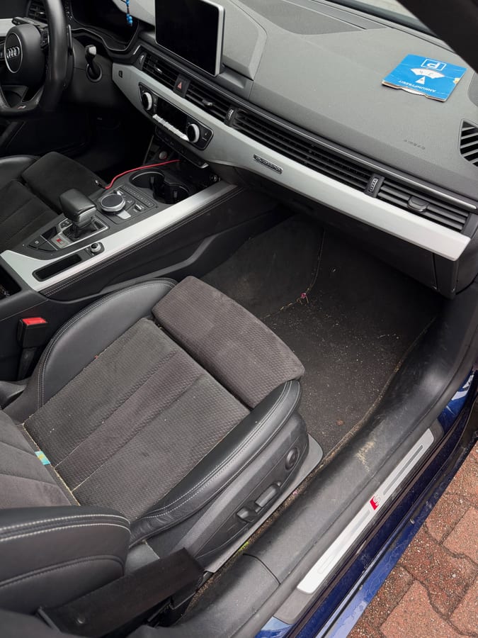 Fahrersitz und Einstiegsleiste eines Audi nach der Innenraumaufbereitung