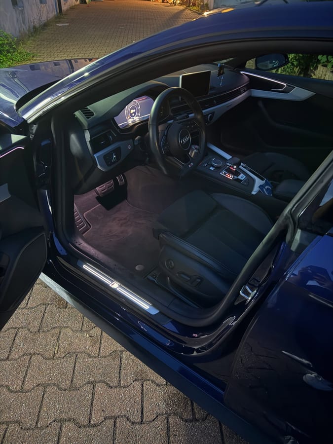 Blick in den fertig aufbereiteten Innenraum eines Audi bei geöffneter Fahrertür