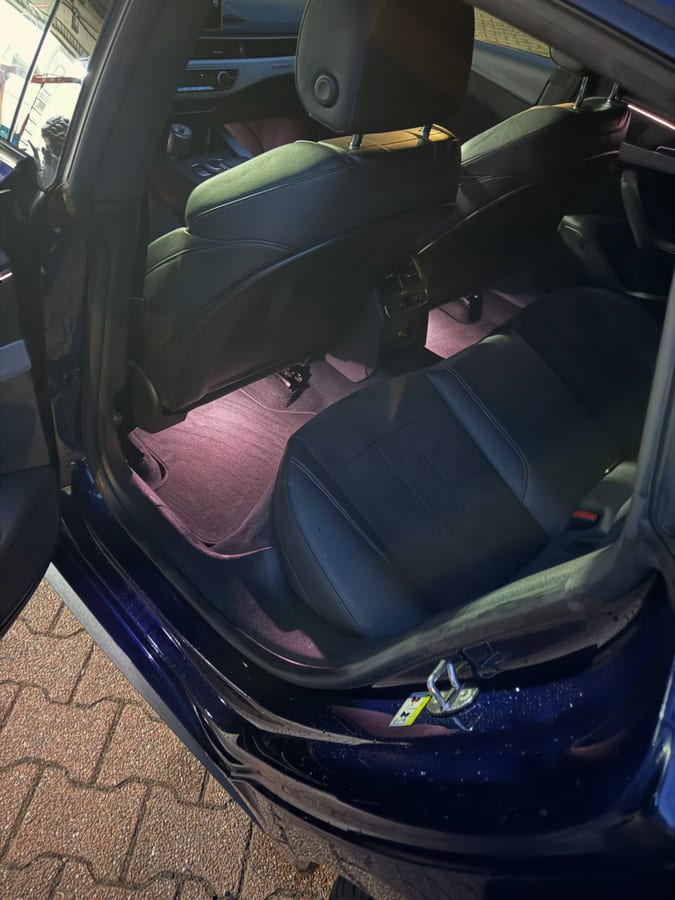 Sitze eines Audi bei eingeschalteter Ambientebeleuchtung