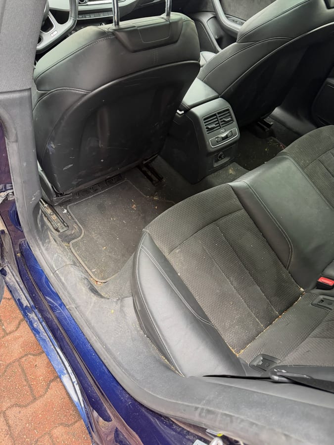 Gereinigte Vordersitze eines Audi mit Blick auf die Mittelkonsole