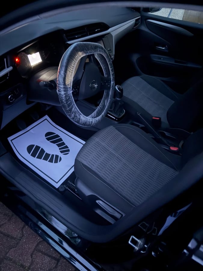 Fahrzeuginnenraum bei Nacht mit eingeschalteter Ambientebeleuchtung