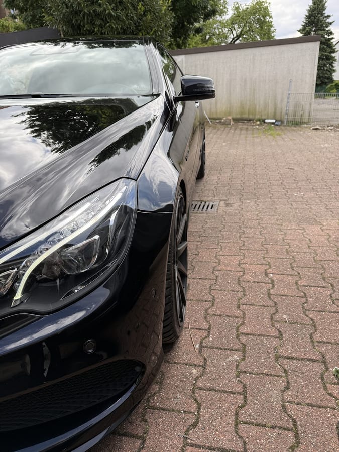 Front eines schwarzen Mercedes nach Politur und Versiegelung
