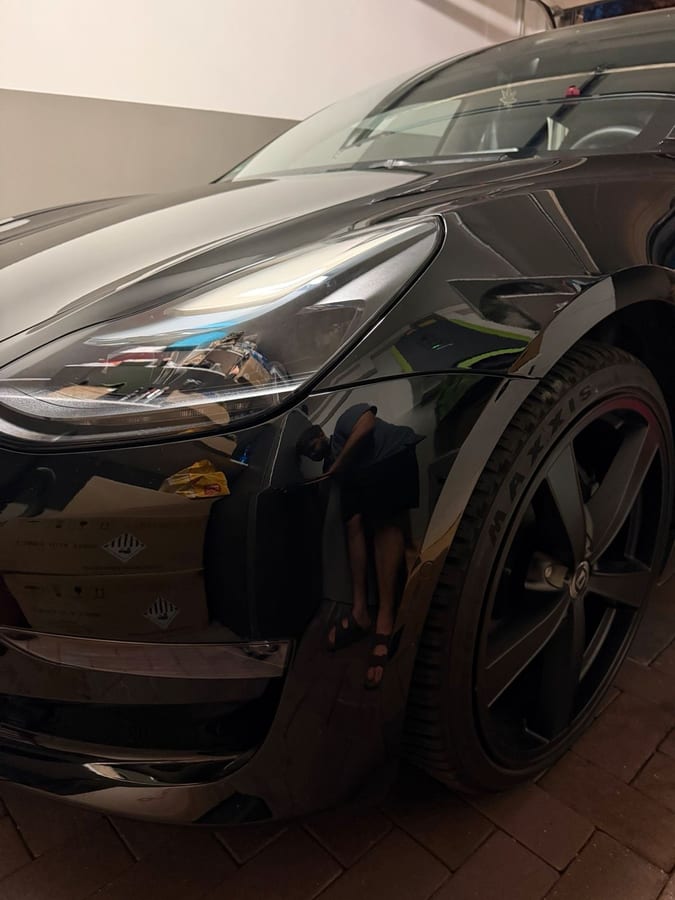 Seitenpartie eines schwarzen Mercedes mit spiegelndem Lack