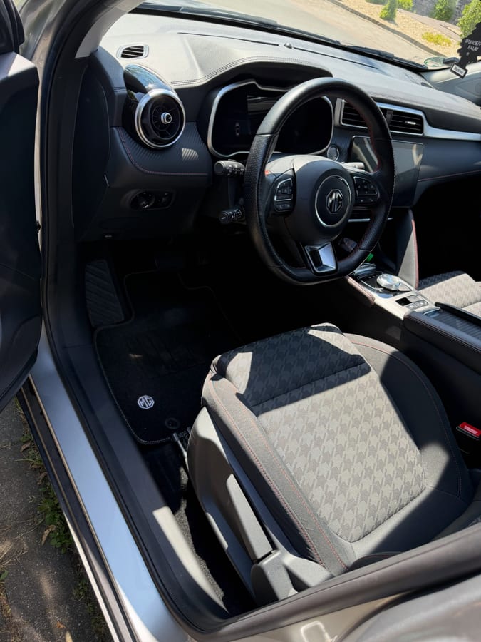 Cockpit eines MG nach der Innenreinigung, Armaturen und Mittelkonsole gepflegt