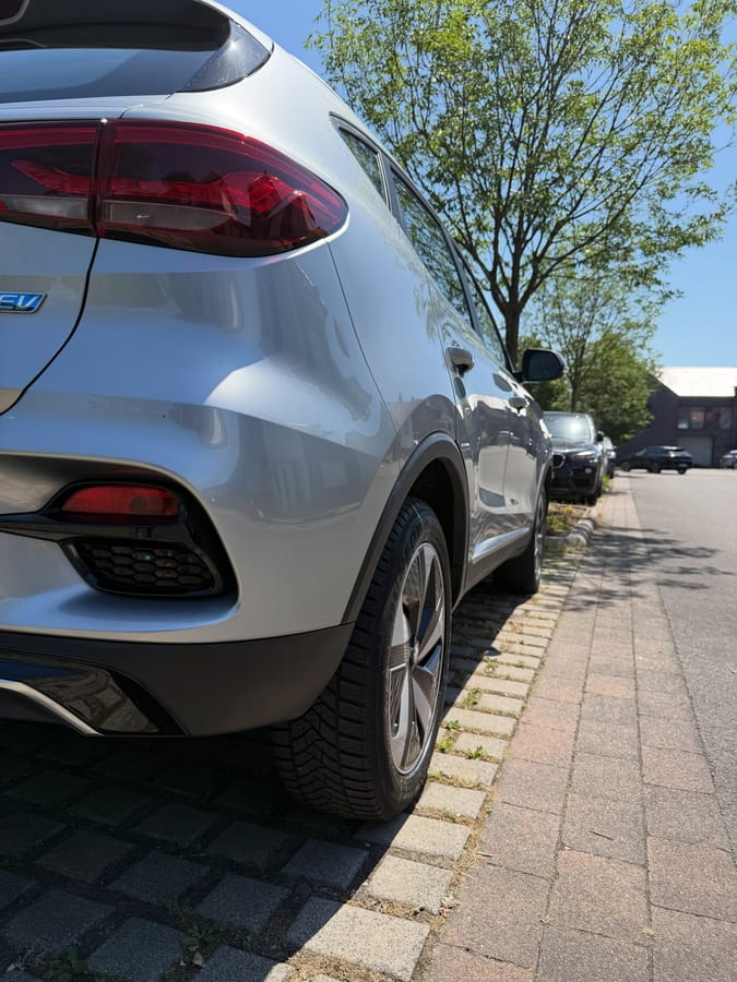 Heckpartie eines silbernen MG nach der Aufbereitung