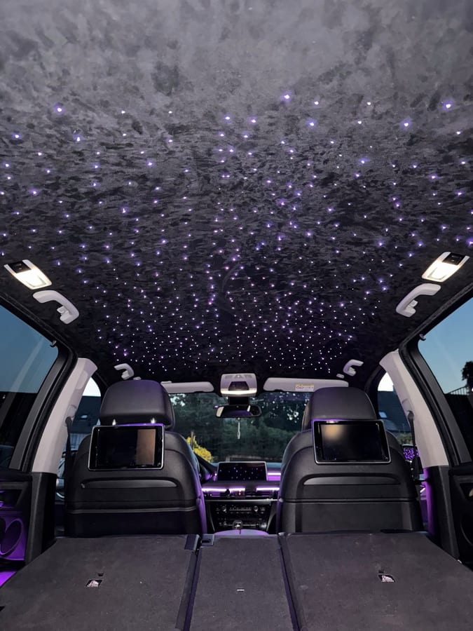 Sternenhimmel im Dachhimmel über dem Fondbereich, Lichtpunkte in Weiß und Blau