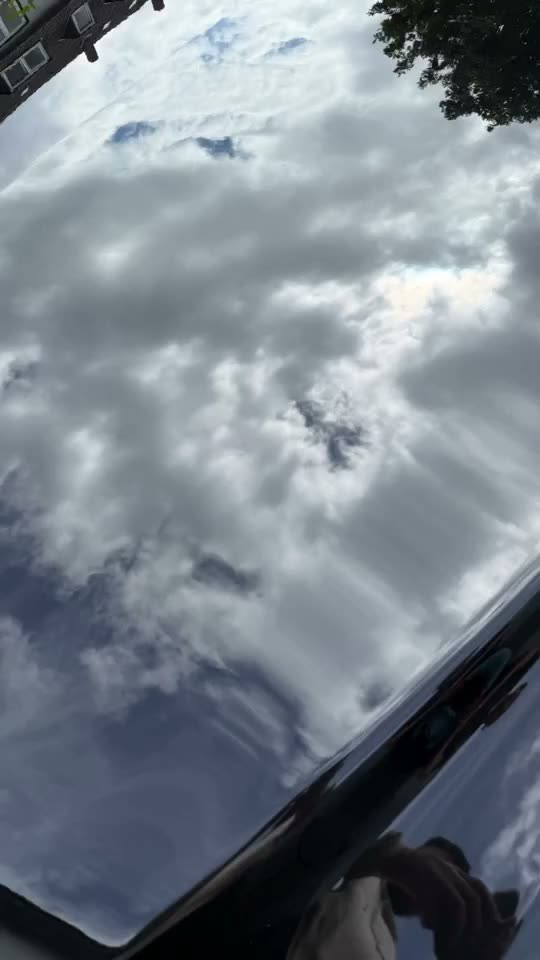 Motorhaube nach der Politur, in der sich der Himmel spiegelt